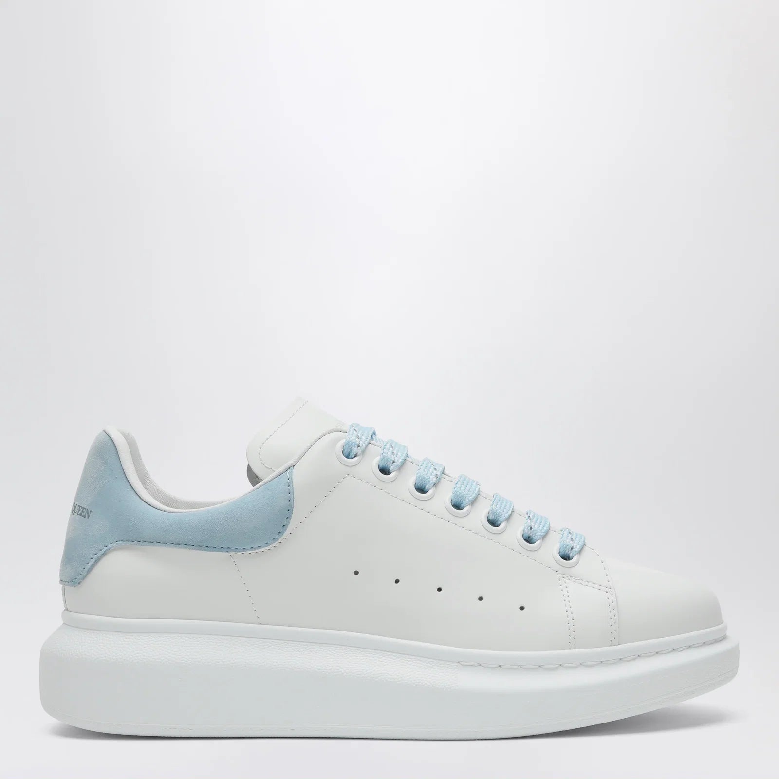 Alexander McQueen Oversize sneakers in white/powder blue