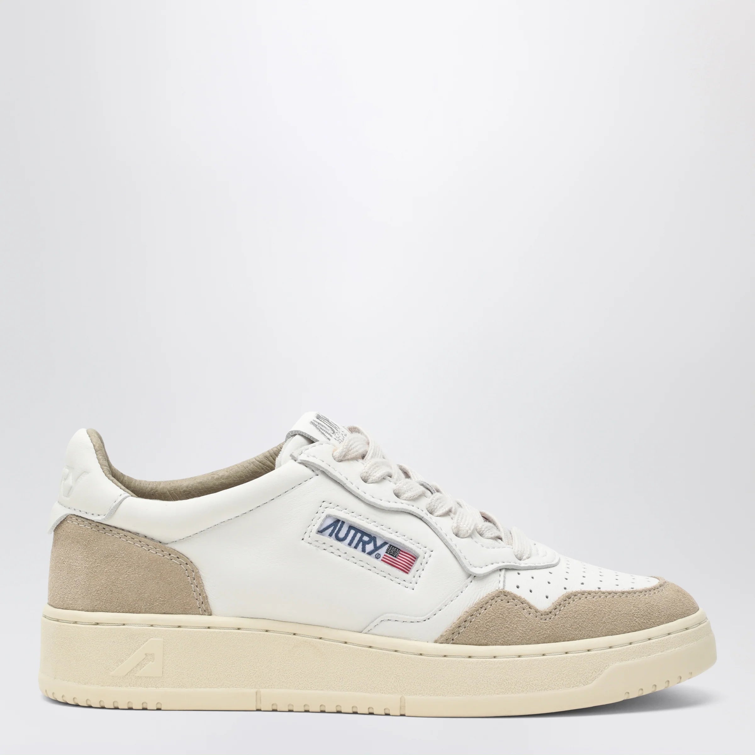 AUTRY Medalist Low Sneakers in white leather and beige suede