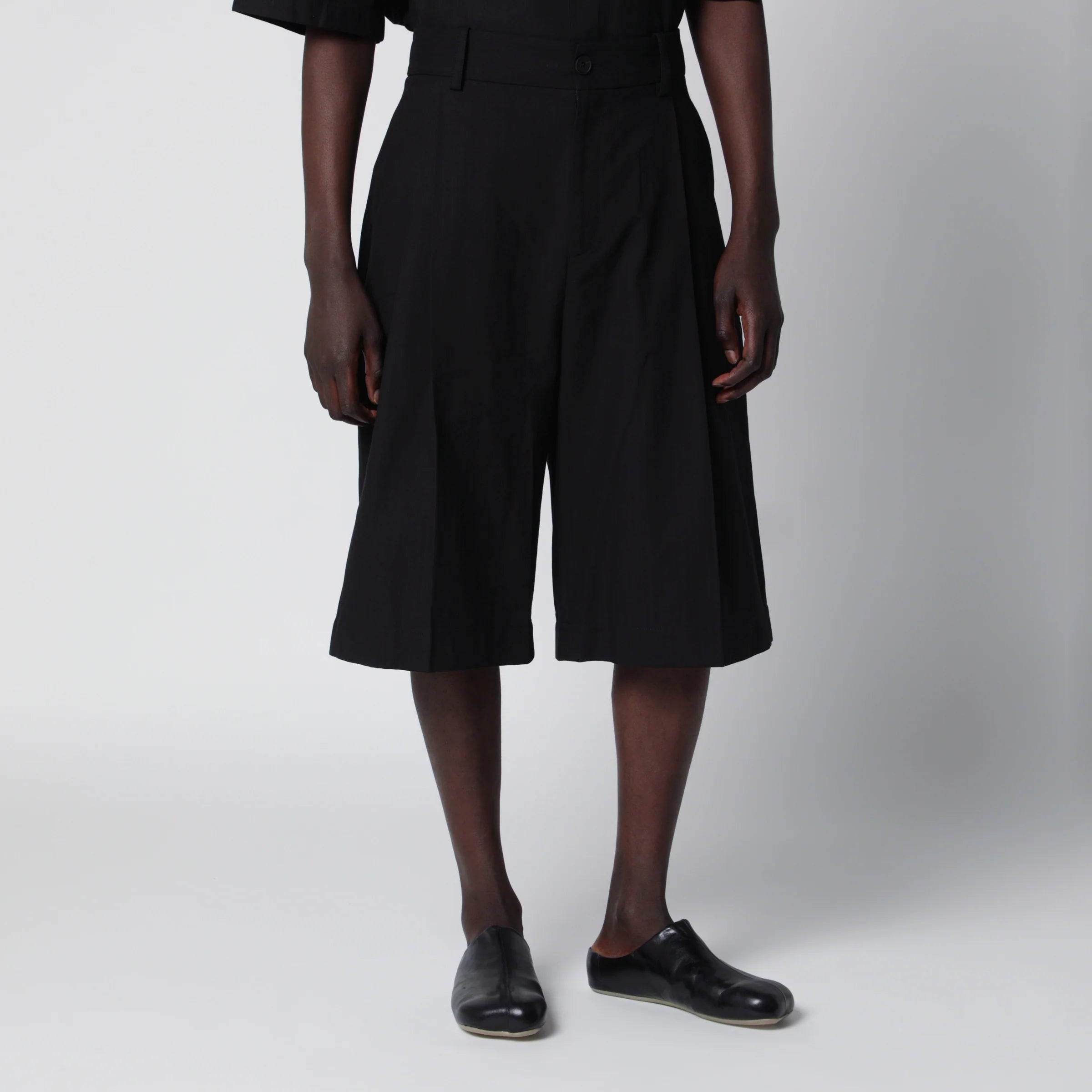 STUDIO NICHOLSON Fowld shorts in cotton blend black